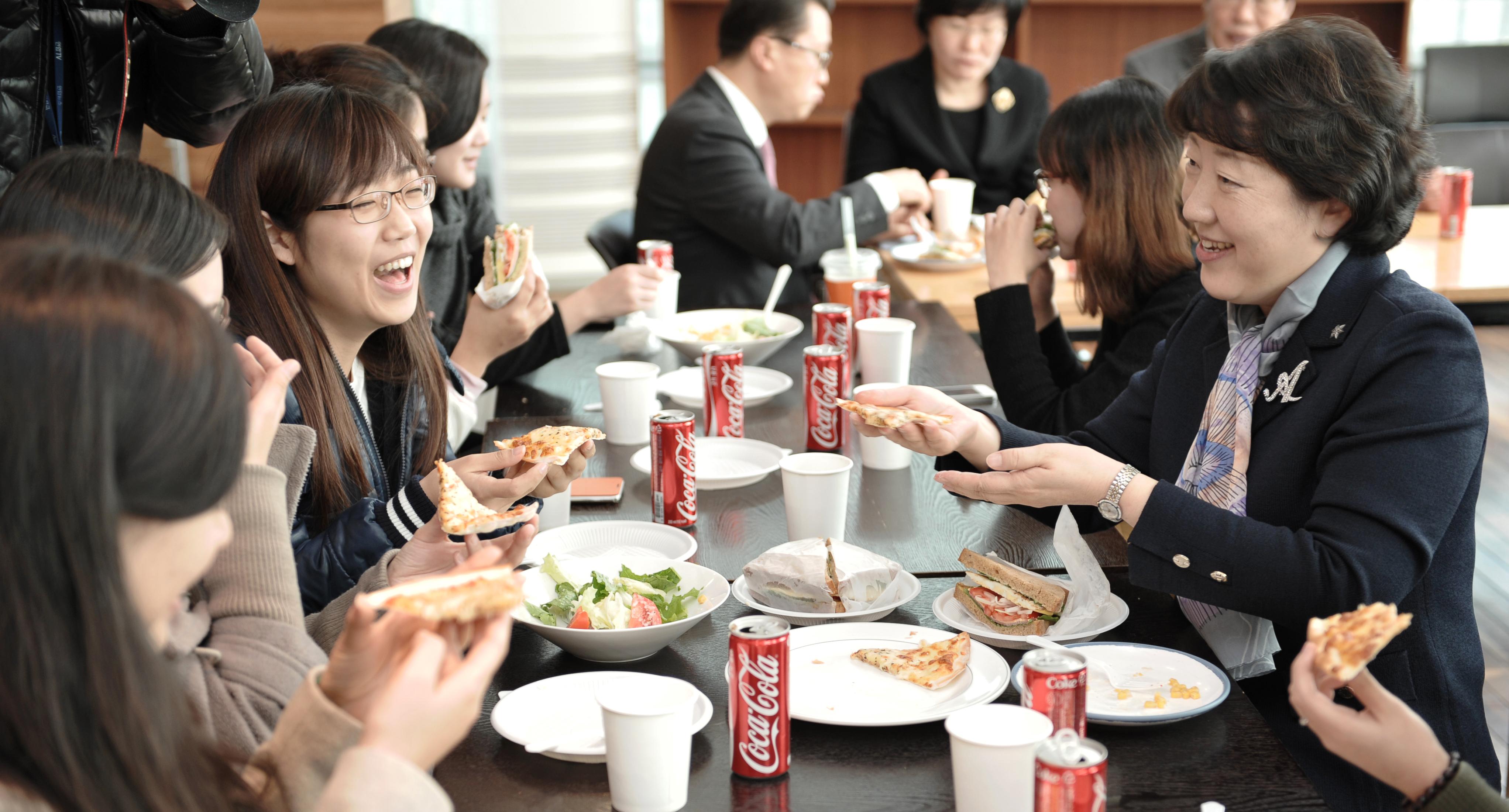 총장님과 함께 하는 피자파티, '학생회관에 웃음꽃 피자' 열려