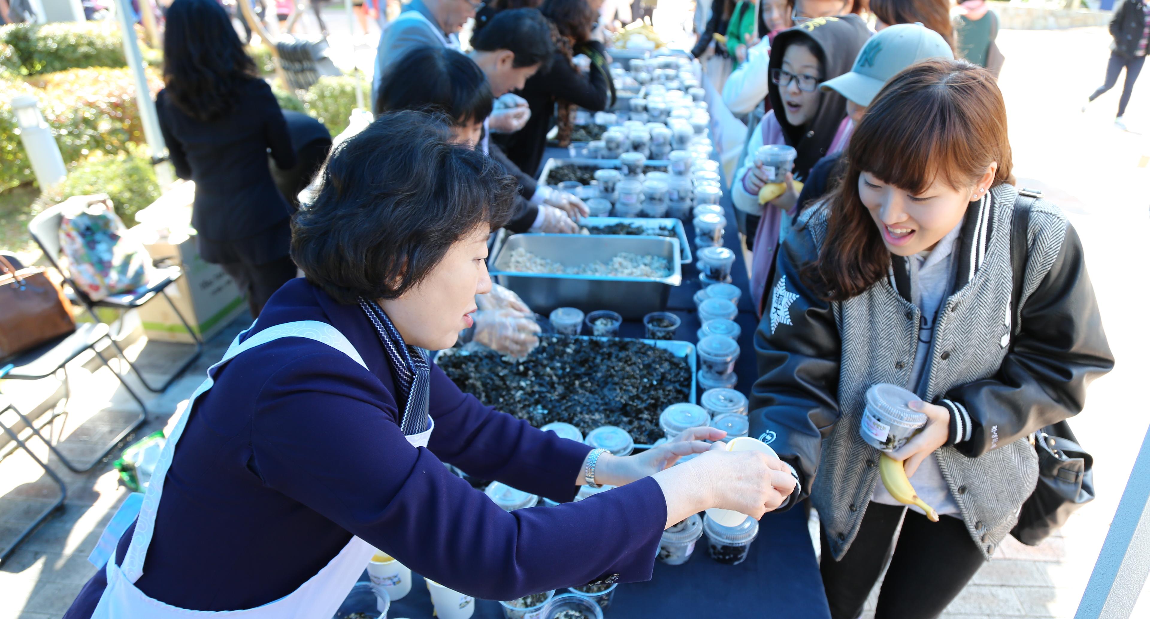 “Have the President’s rice balls for good luck!” A distribution of refreshments during midterms