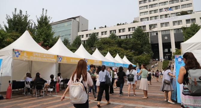 Job fair opens organized by the Institute of Career Development and Career Development Center