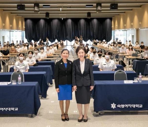 The first Korean first lady in U.S. history, Yumi Hogan, gives a special lecture