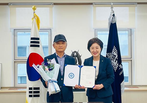 가족도 모르게 퇴직금 절반 기부한 청소 할아버지…임택섭님 발전기금 전달식