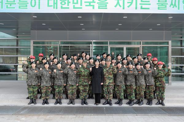 한영실 총장, 여자 ROTC 기초군사훈련장 격려방문