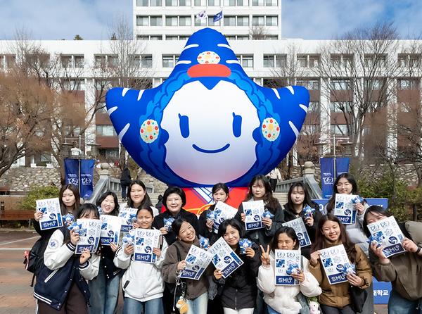 맑게 개인 개강 첫날, 총장님과 함께하는 새 학기 응원 이벤트 열려