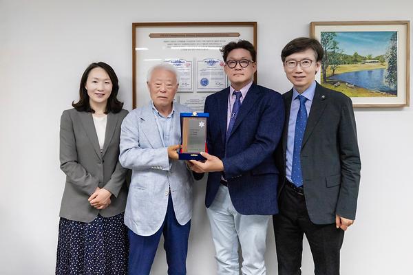 故 김유숙 동문 유가족, 학생들의 내일 응원하며 장학금 기탁